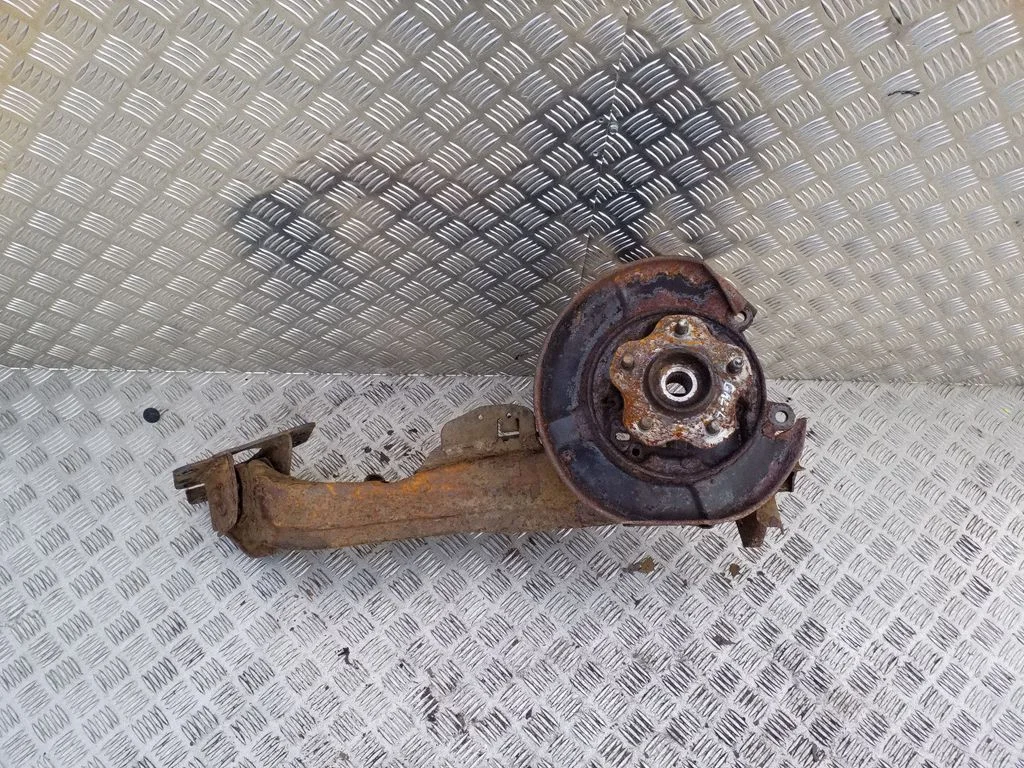 Rear wheel hub – left