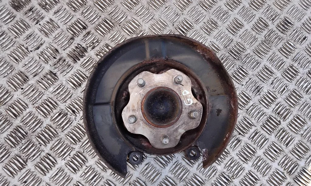 Rear wheel hub – right