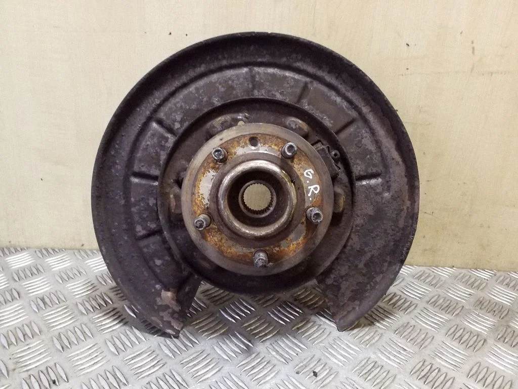 Rear wheel hub – right