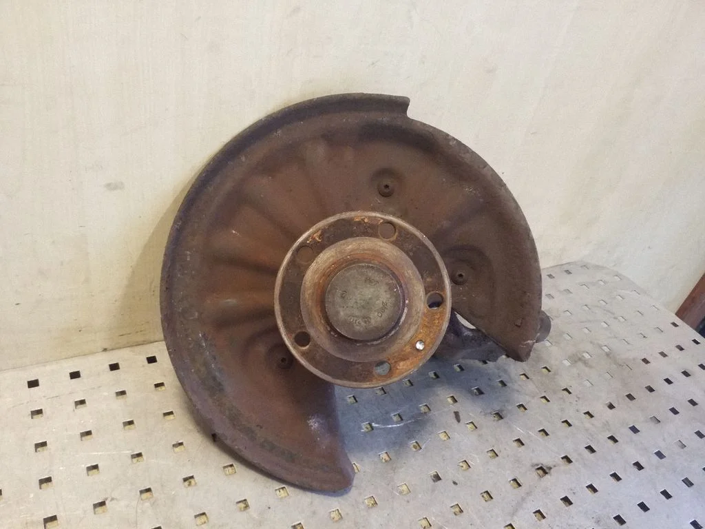 Rear wheel hub – left