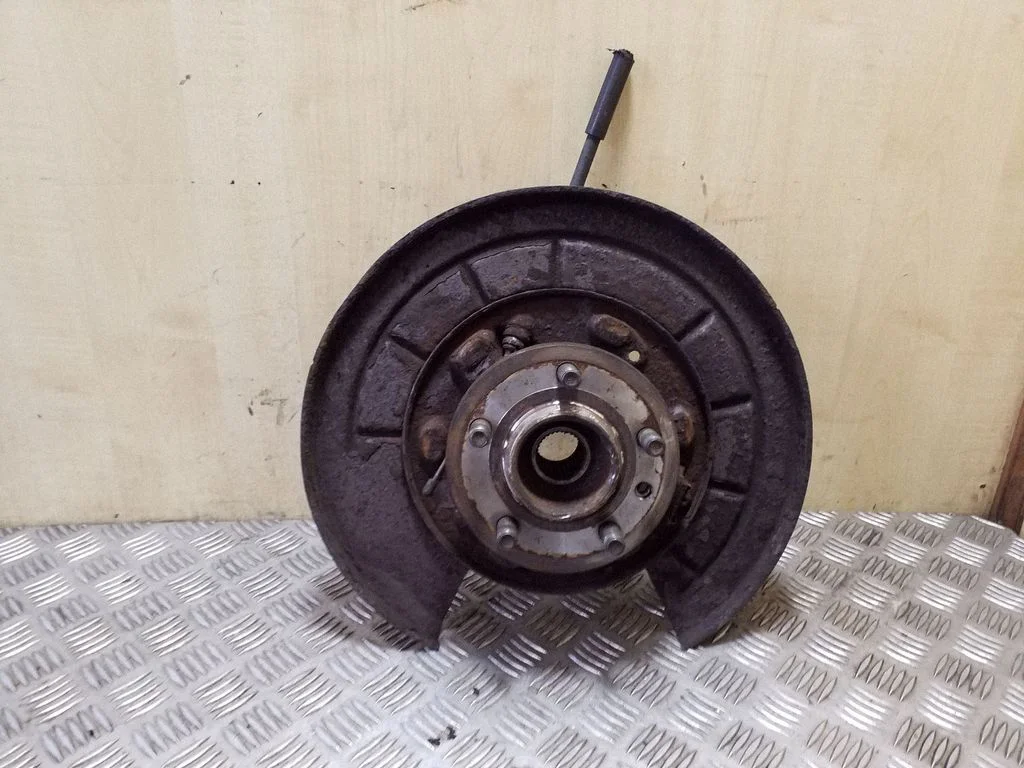 Rear wheel hub – left