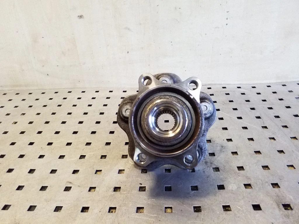 Rear wheel hub – right