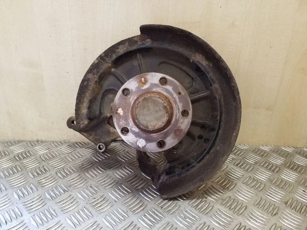 Rear wheel hub – right