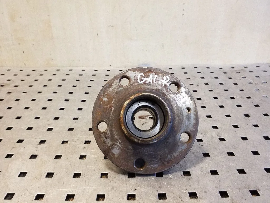 Rear wheel hub – right