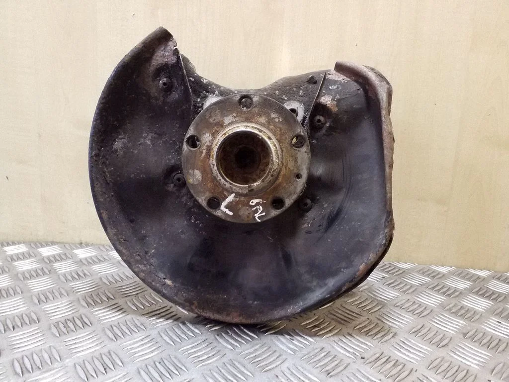 Rear wheel hub – left