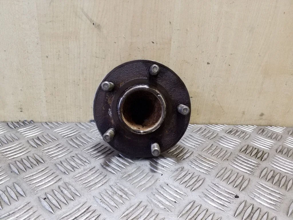 Rear wheel hub – left