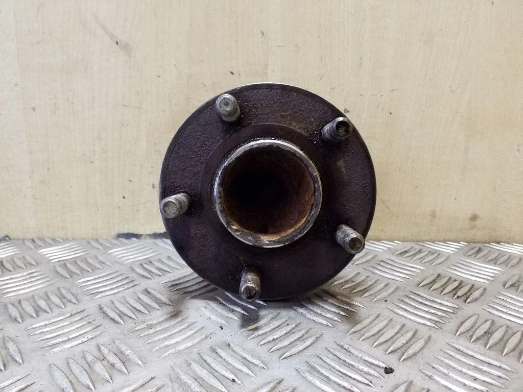 Rear wheel hub – right