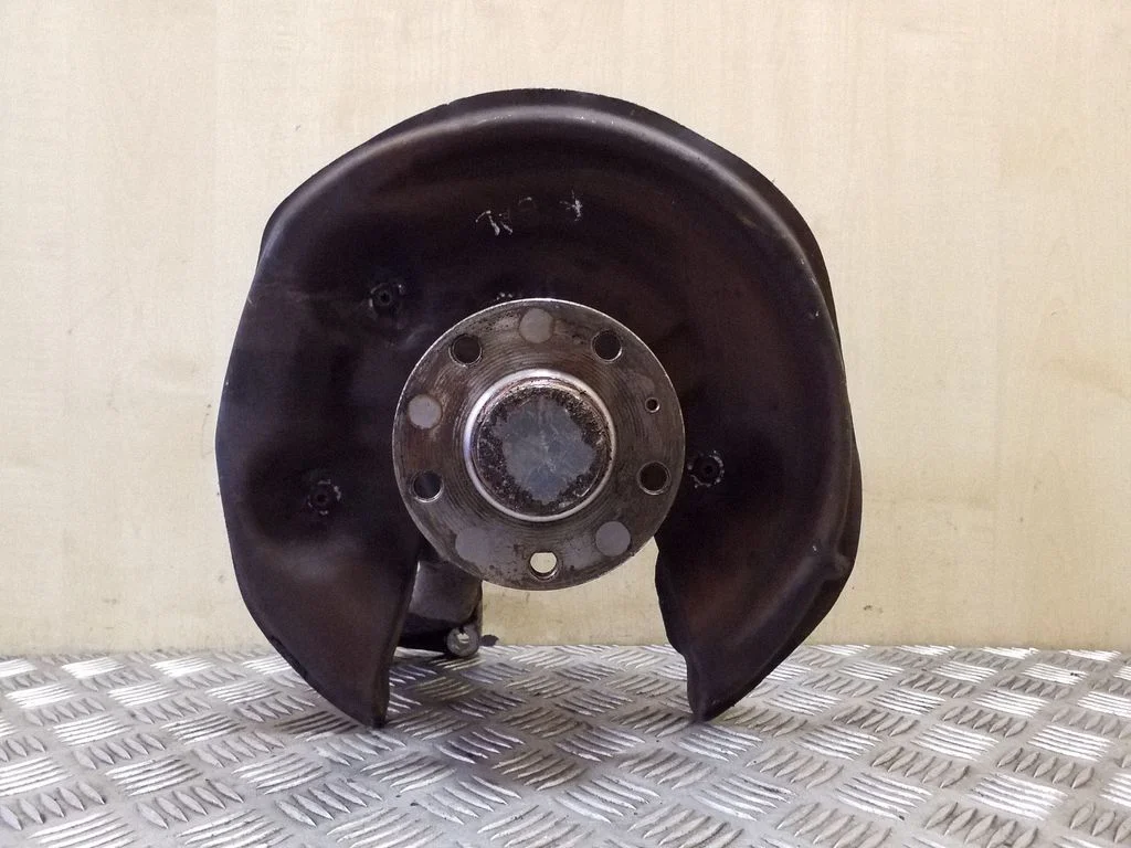 Rear wheel hub – right