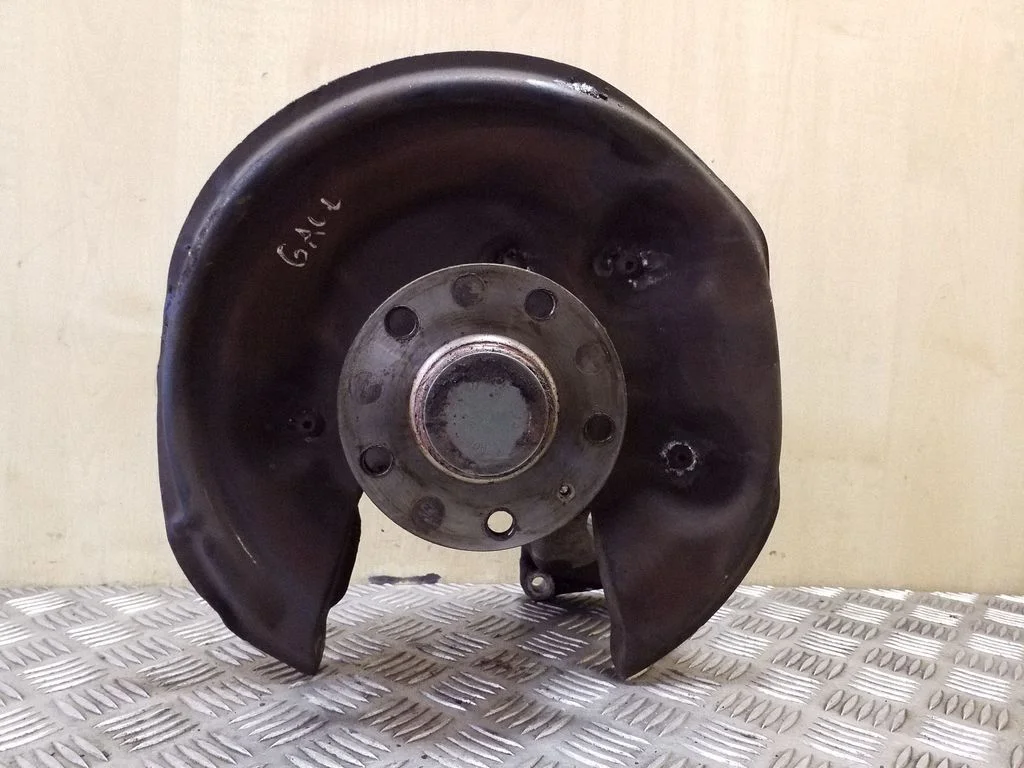 Rear wheel hub – left