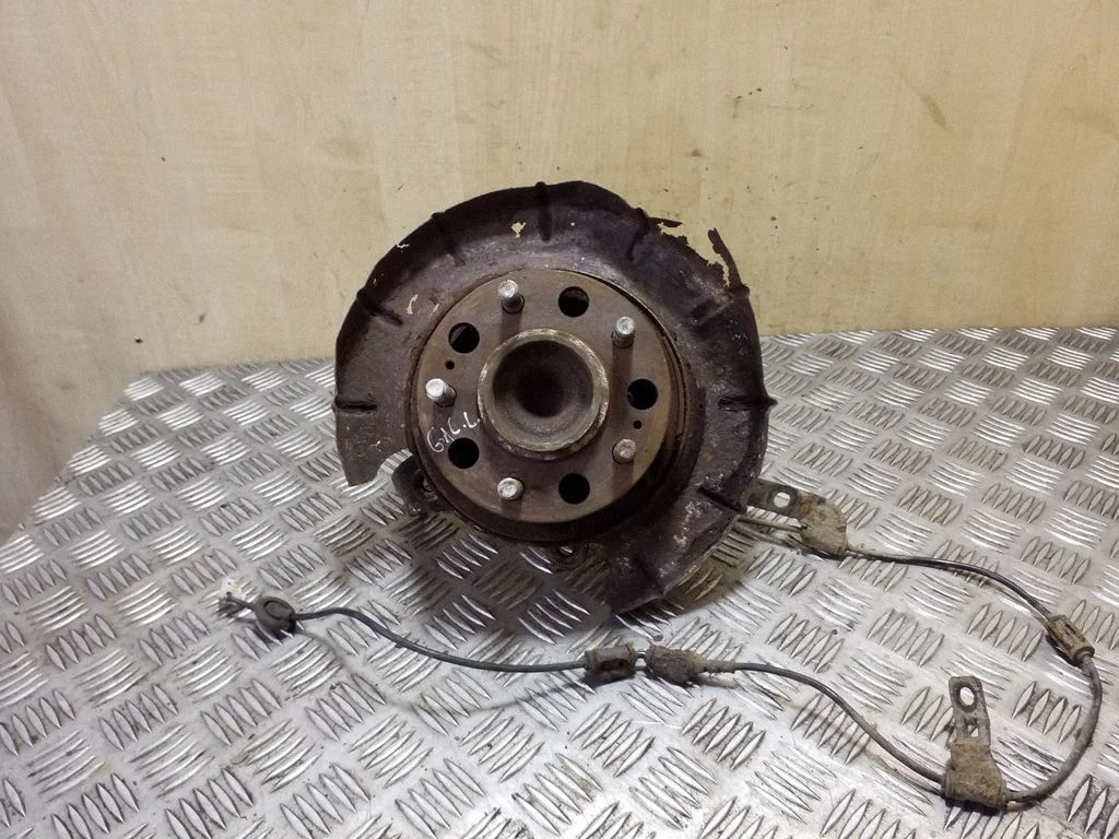 Rear wheel hub – left