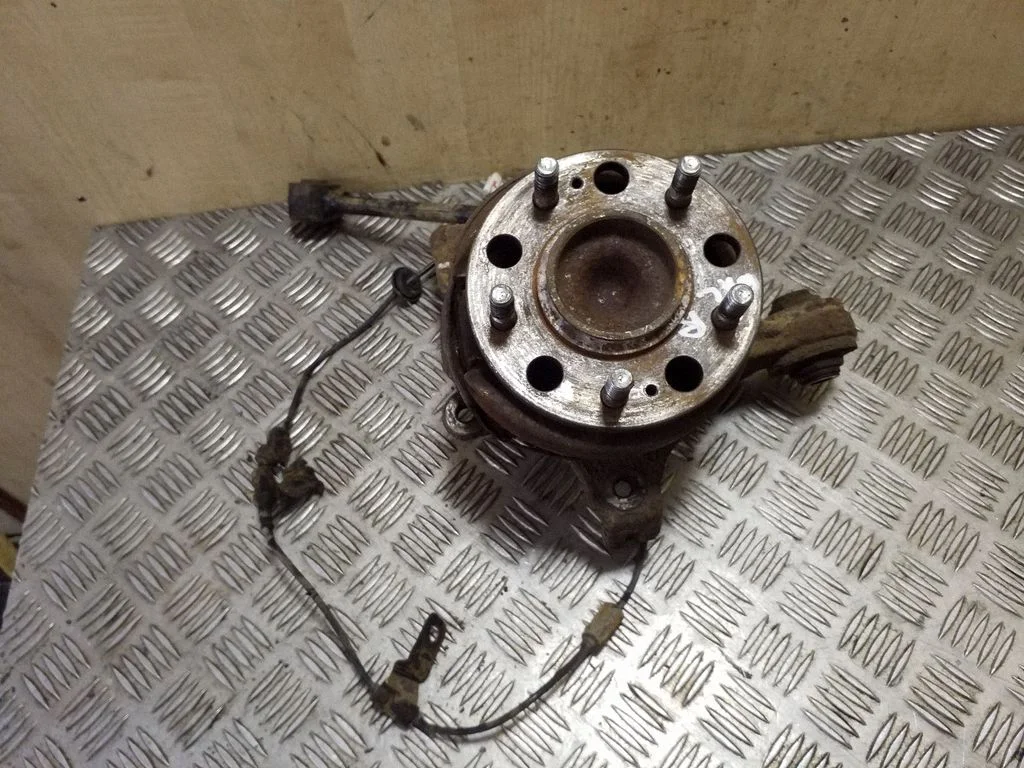 Rear wheel hub – right