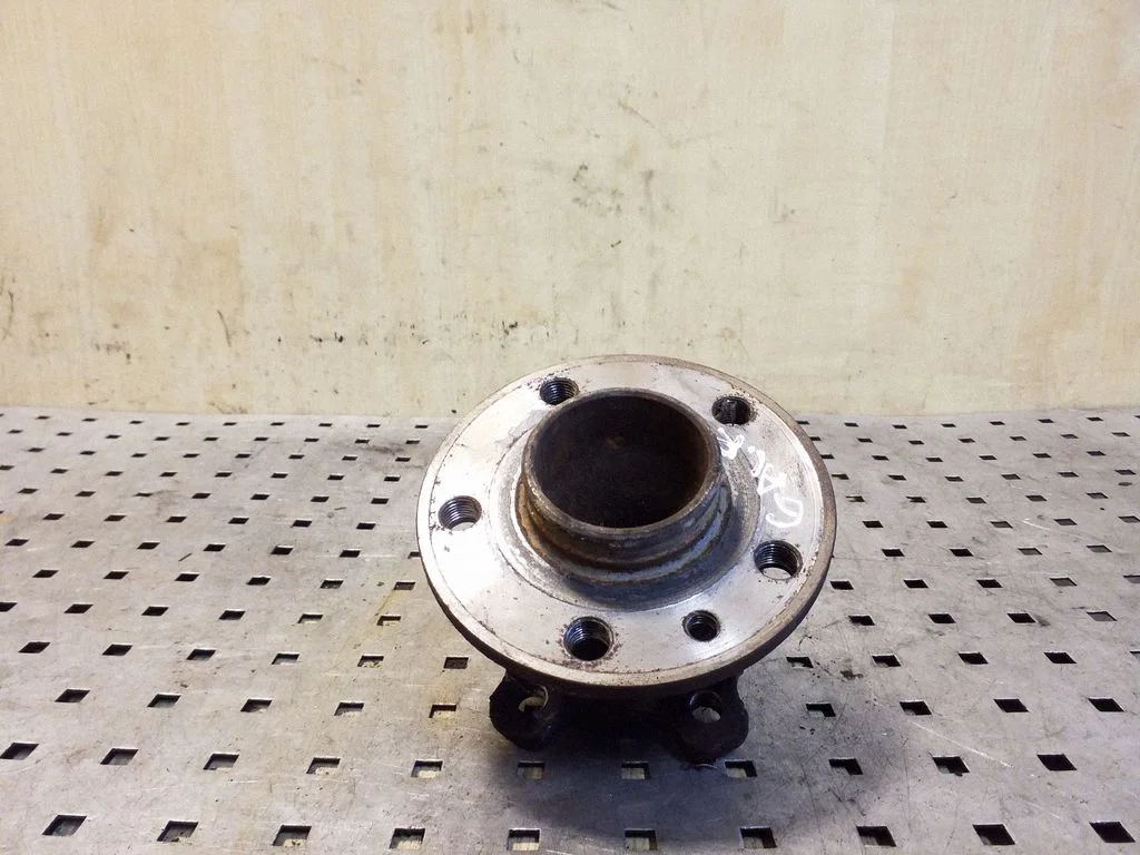 Rear wheel hub – right