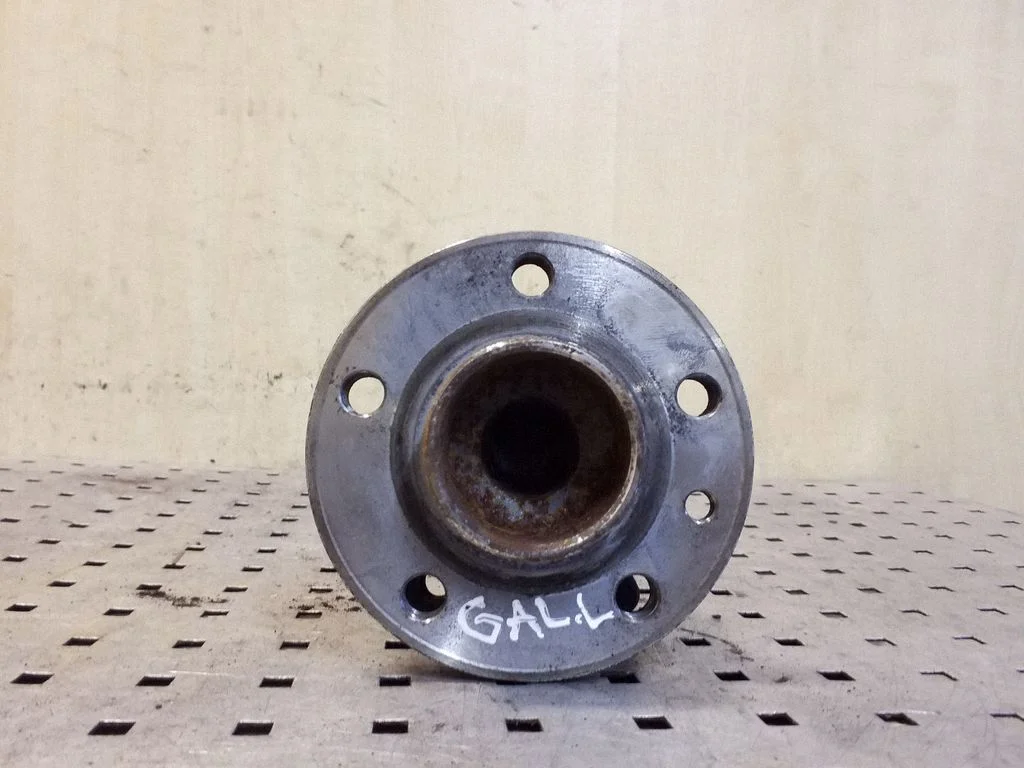 Rear wheel hub – left