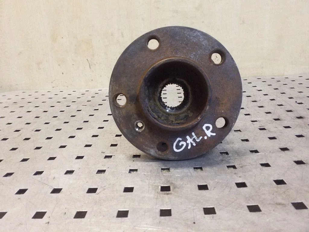 Rear wheel hub – right
