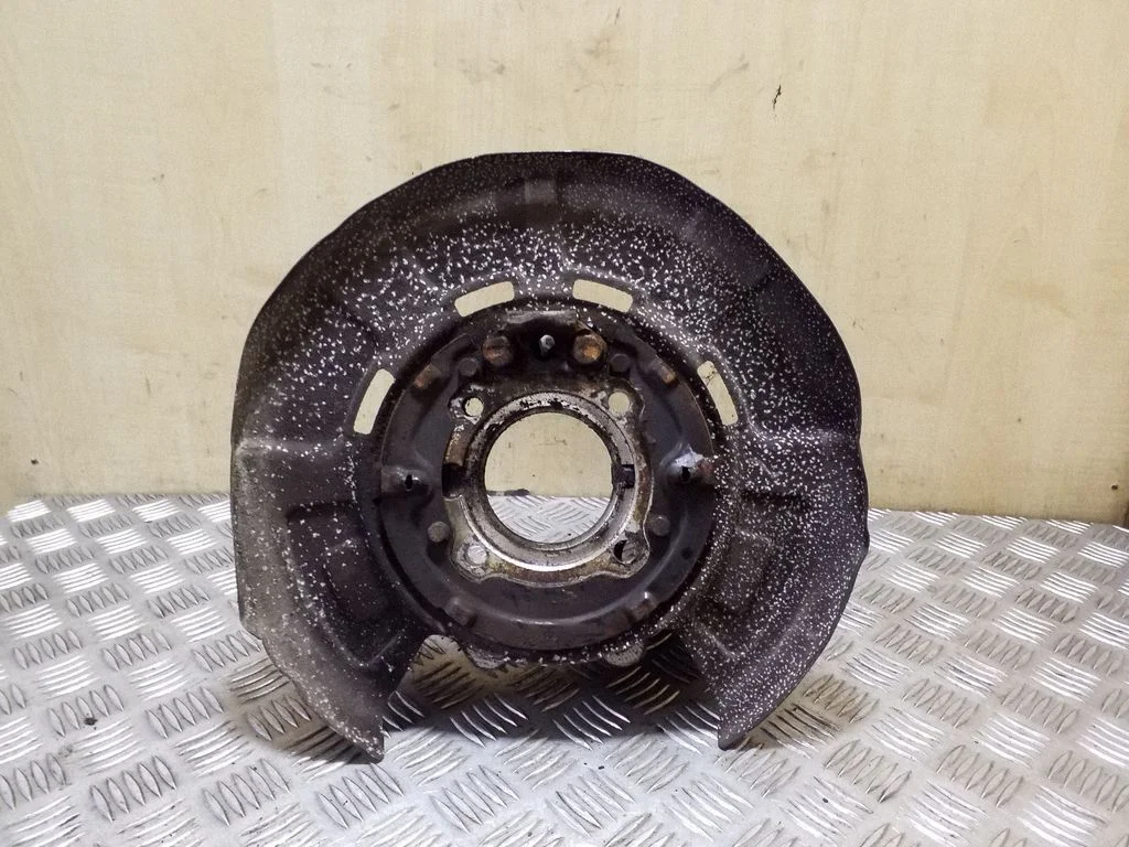 Rear wheel hub – left