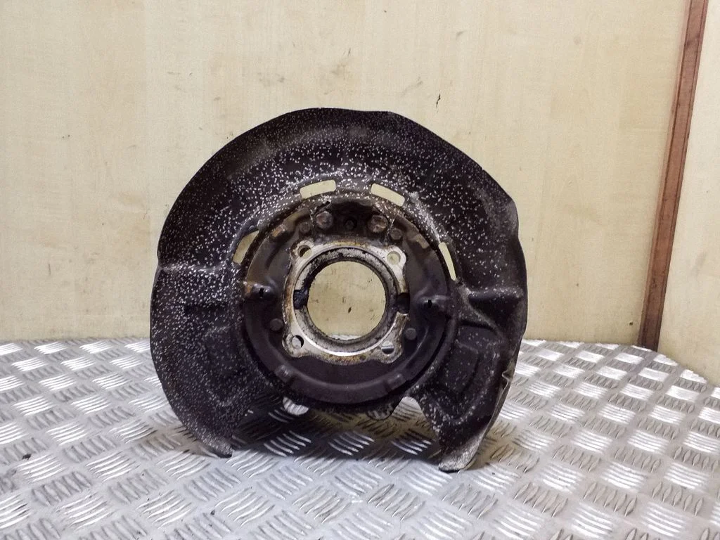 Rear wheel hub – right