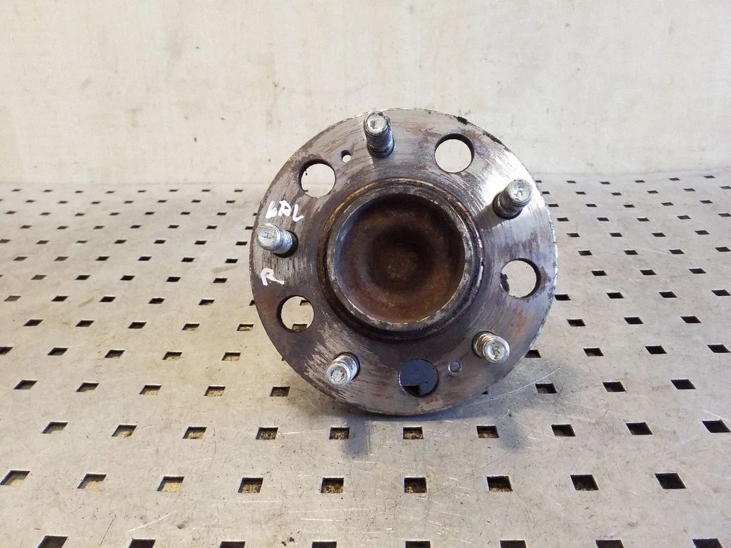 Rear wheel hub – right
