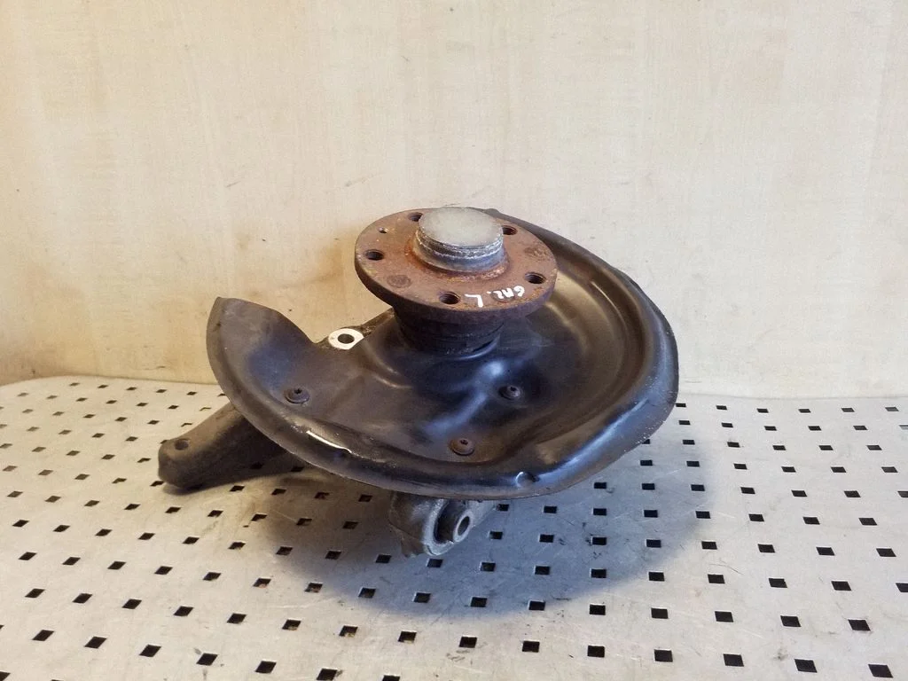Rear wheel hub – left