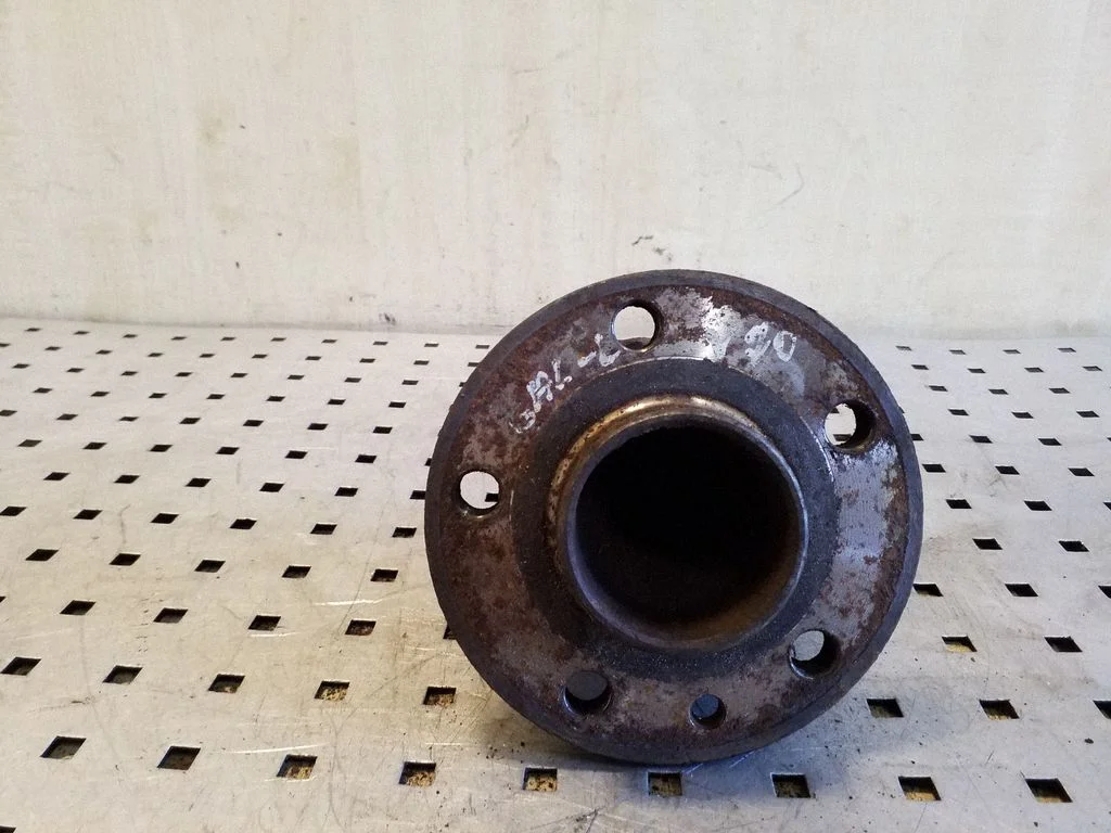 Rear wheel hub – rear left