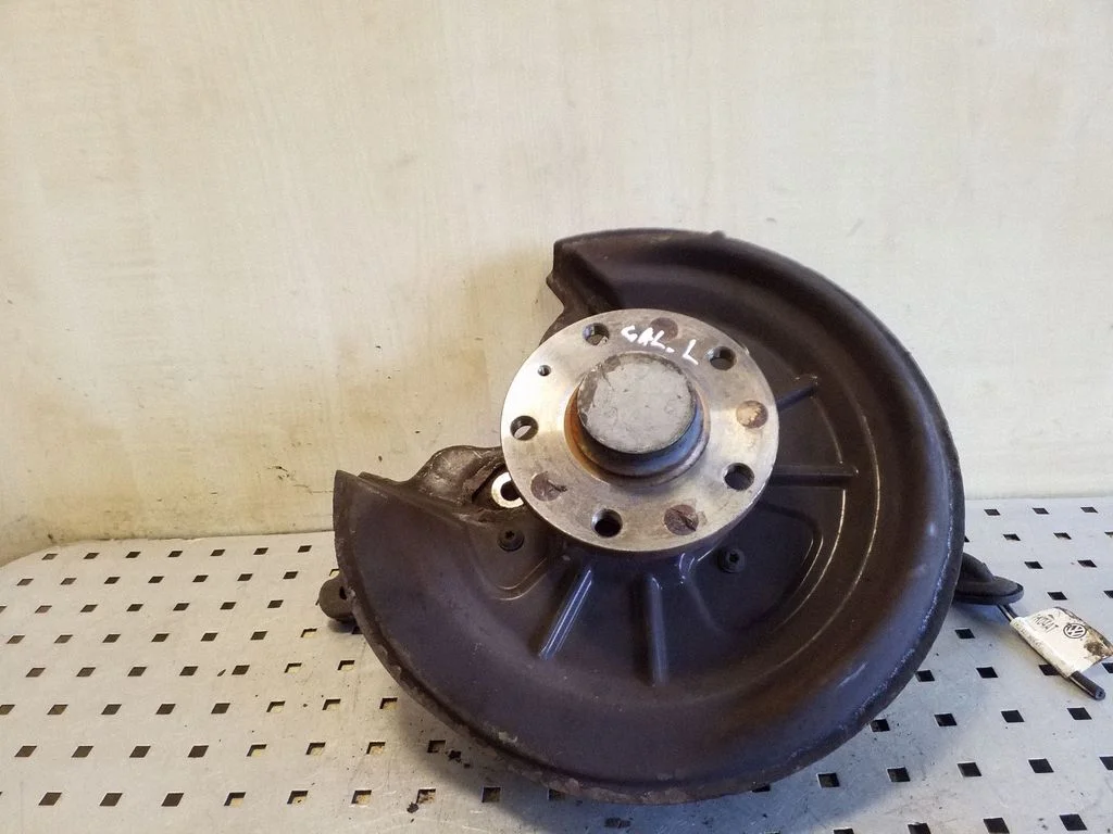 Rear wheel hub – rear left