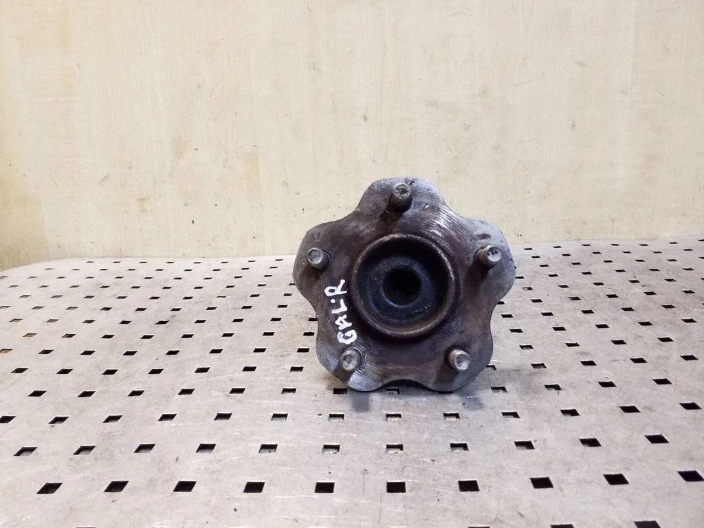 Rear wheel hub – right