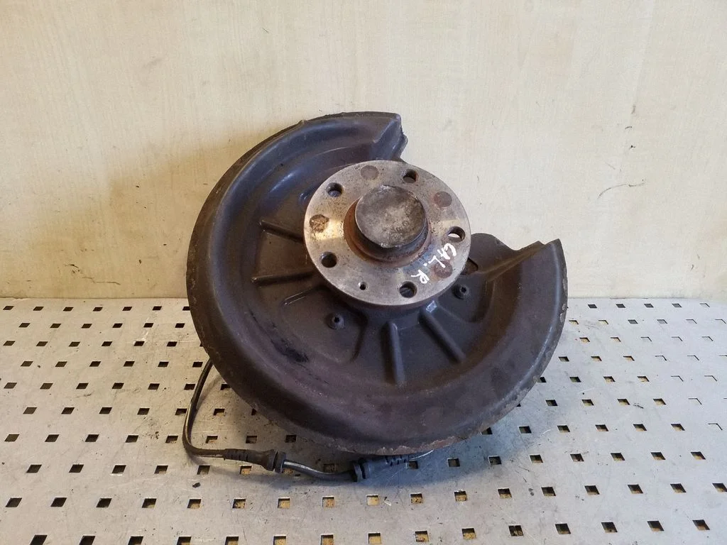 Rear wheel hub – rear right