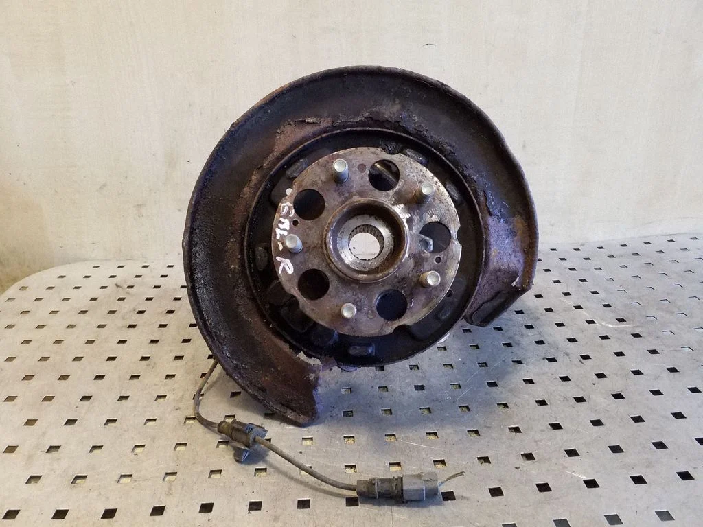Rear wheel hub – right