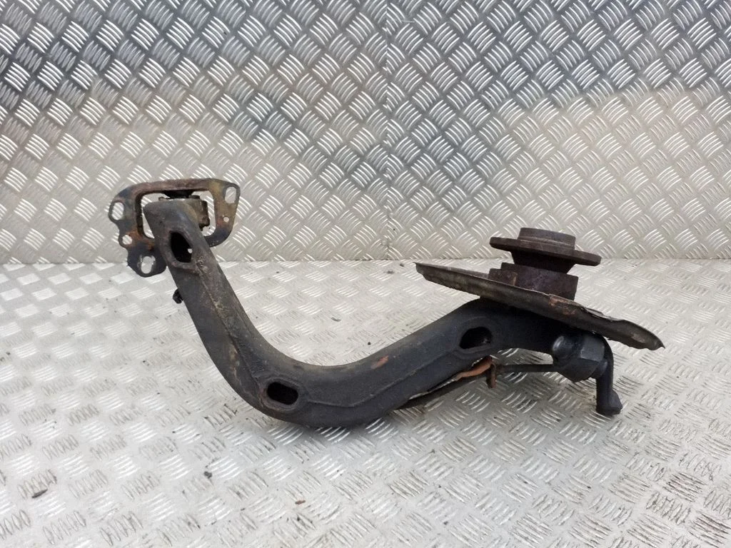 Rear wheel hub – rear left