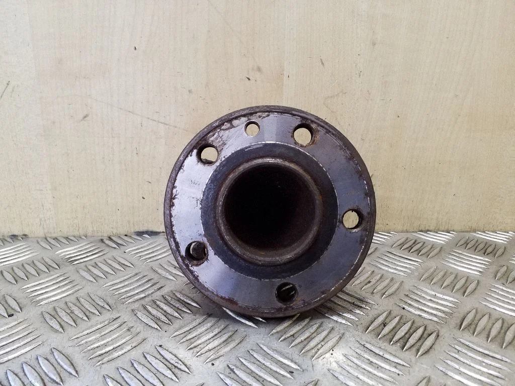 Rear wheel hub – left
