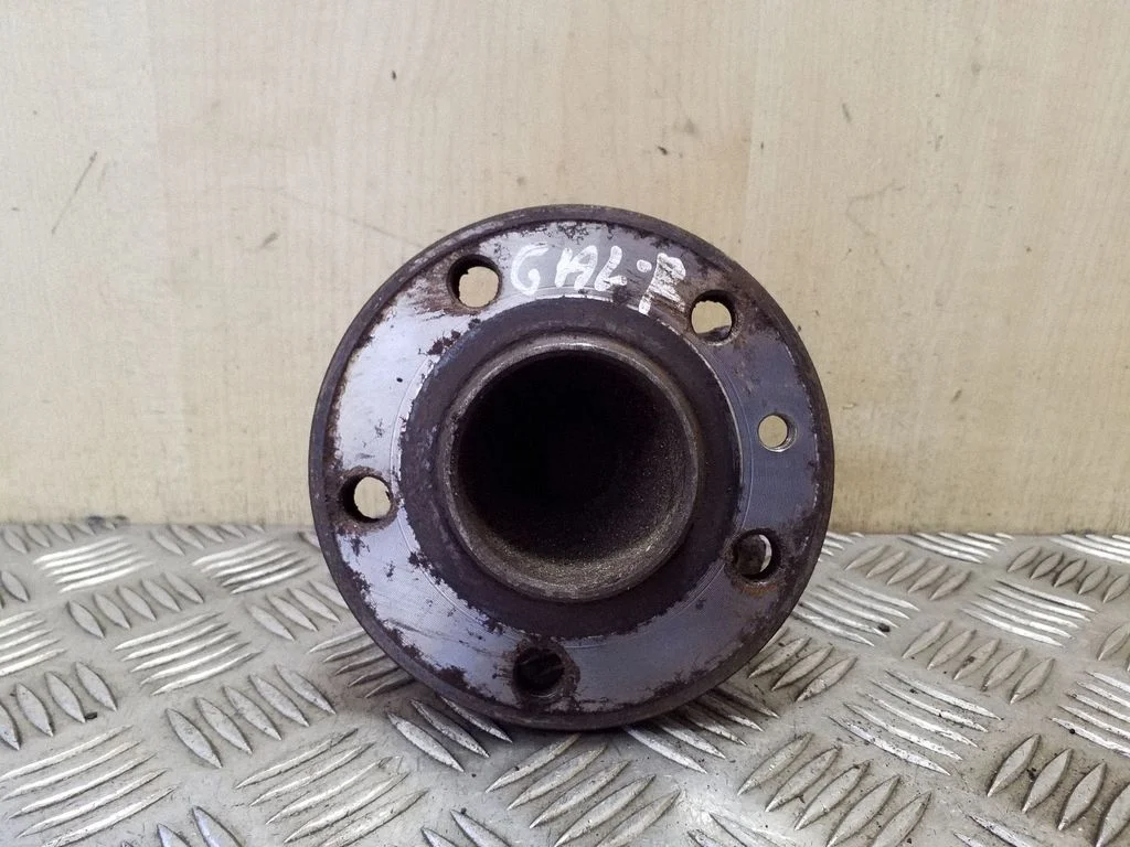 Rear wheel hub – right
