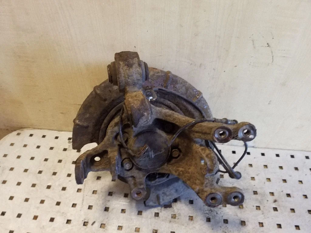 Rear wheel hub – right