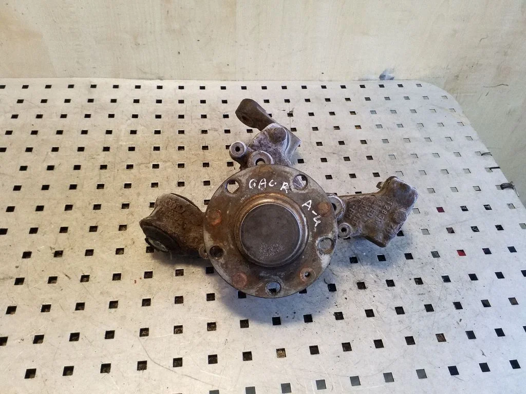 Rear wheel hub – right