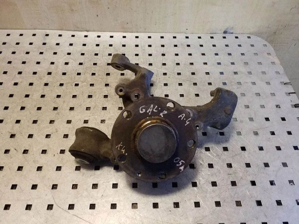 Rear wheel hub – right