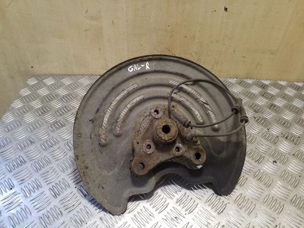 Rear wheel hub – right