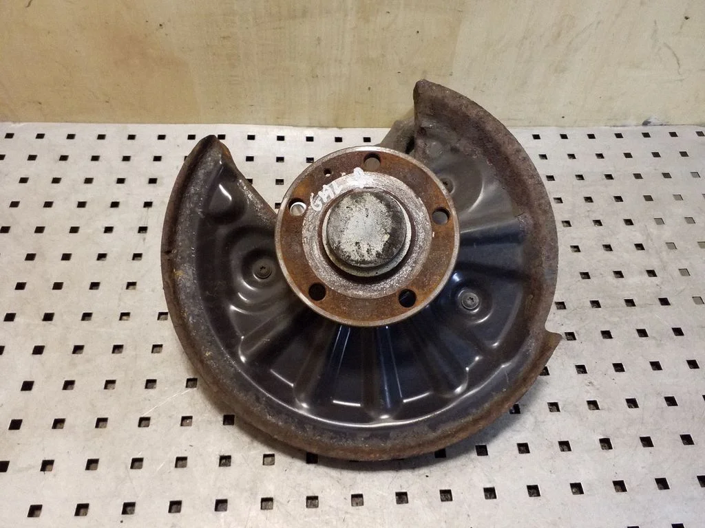 Rear wheel hub – right