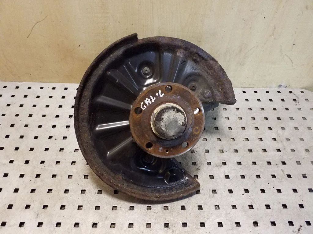 Rear wheel hub – left