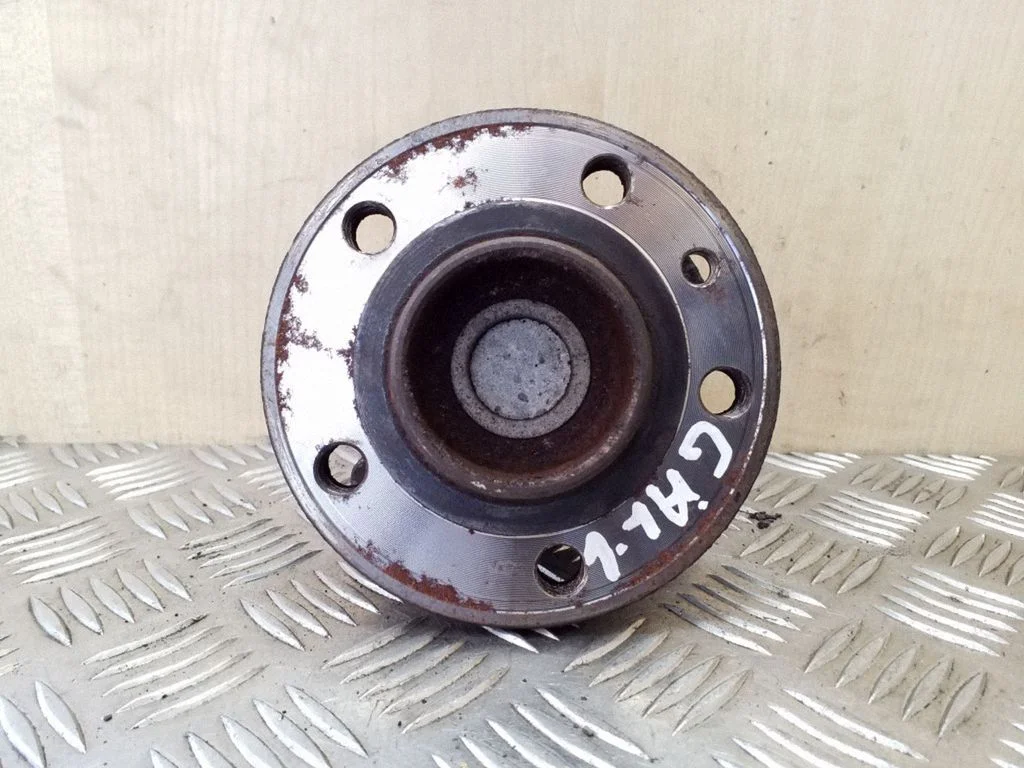 Rear wheel hub – left