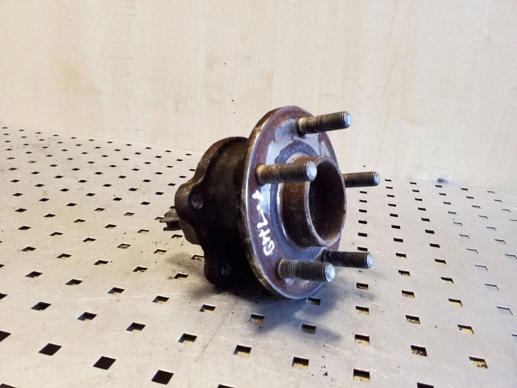 Rear wheel hub – left