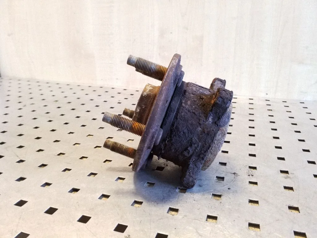 Rear wheel hub – right