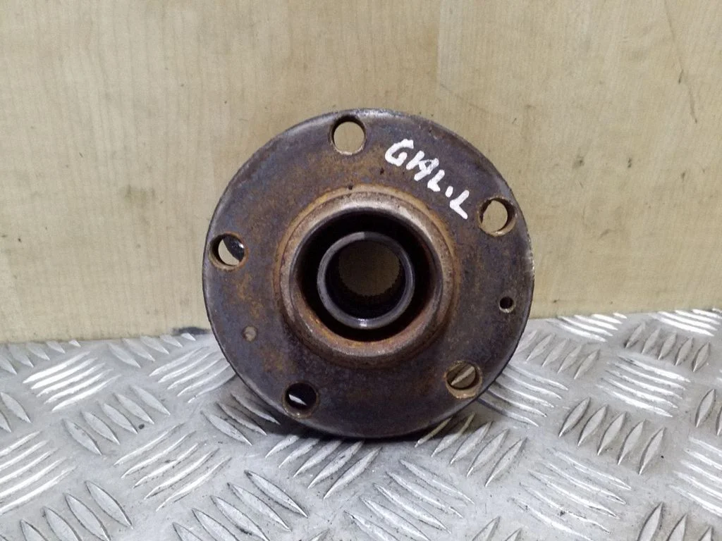Rear wheel hub – left