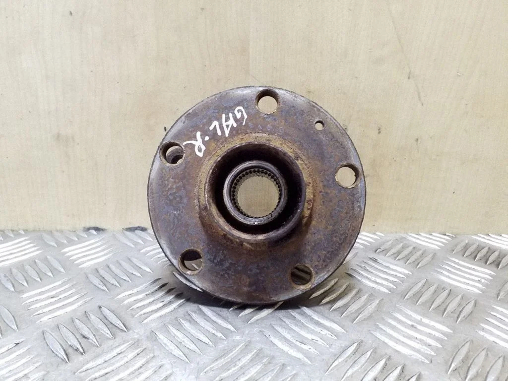 Rear wheel hub – right