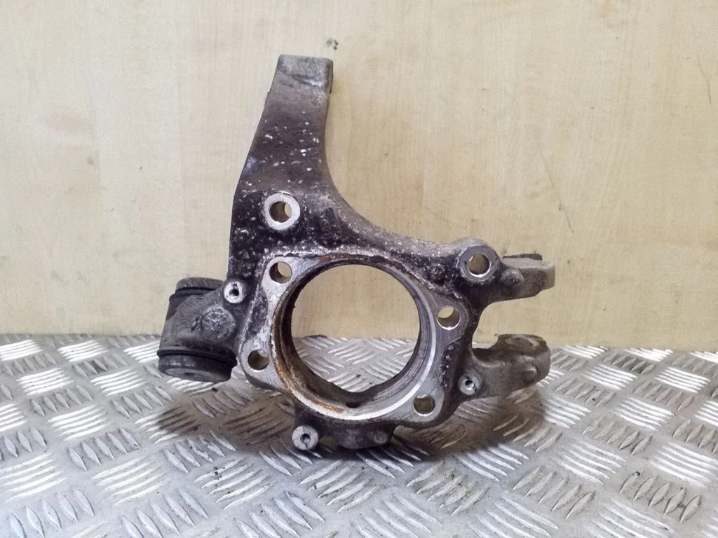 Rear wheel hub – right