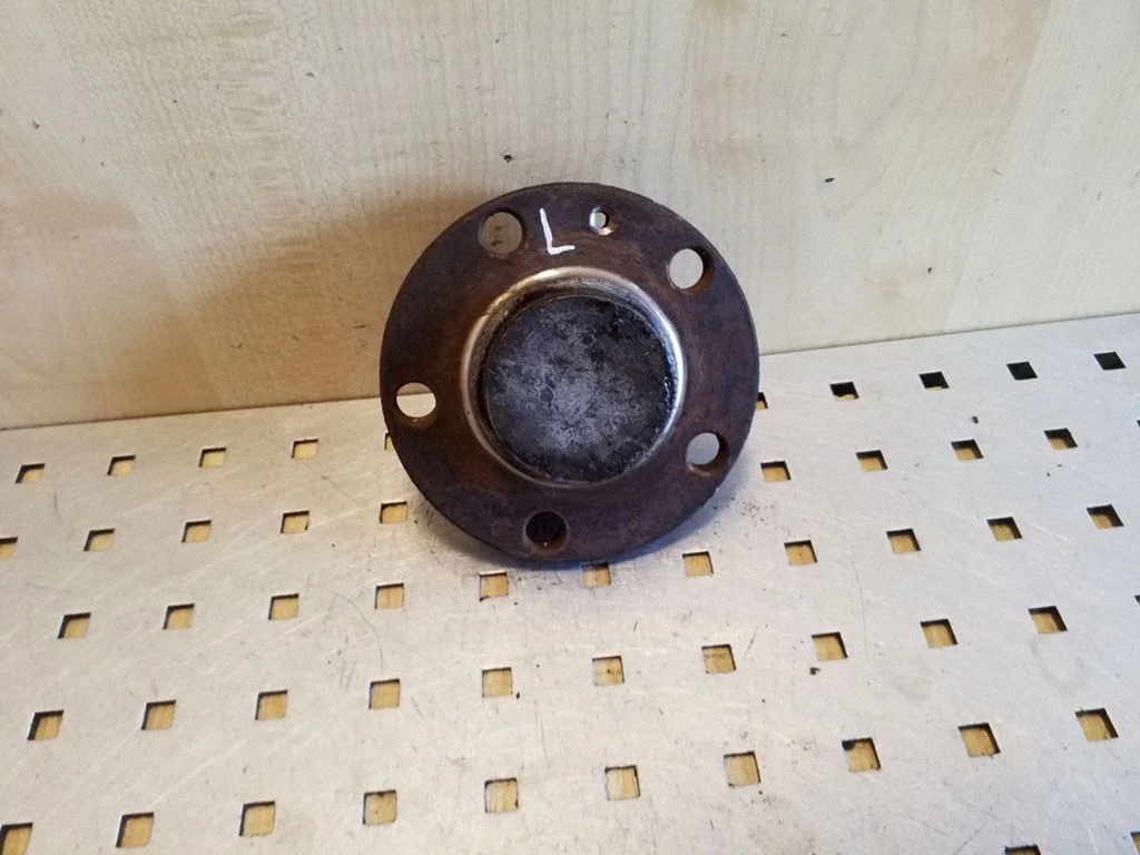 Rear wheel hub – left