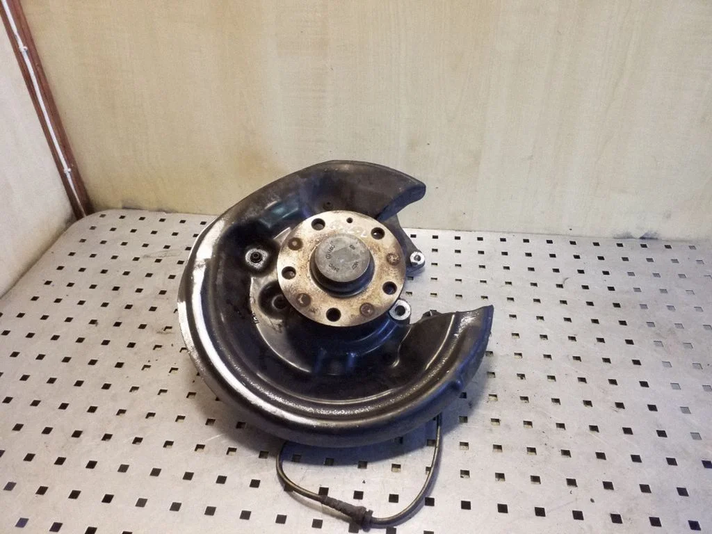 Rear wheel hub – left