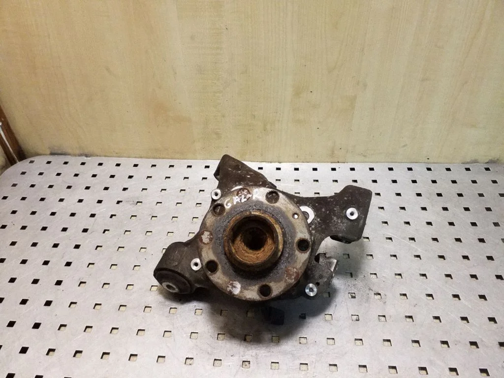 Rear wheel hub – right