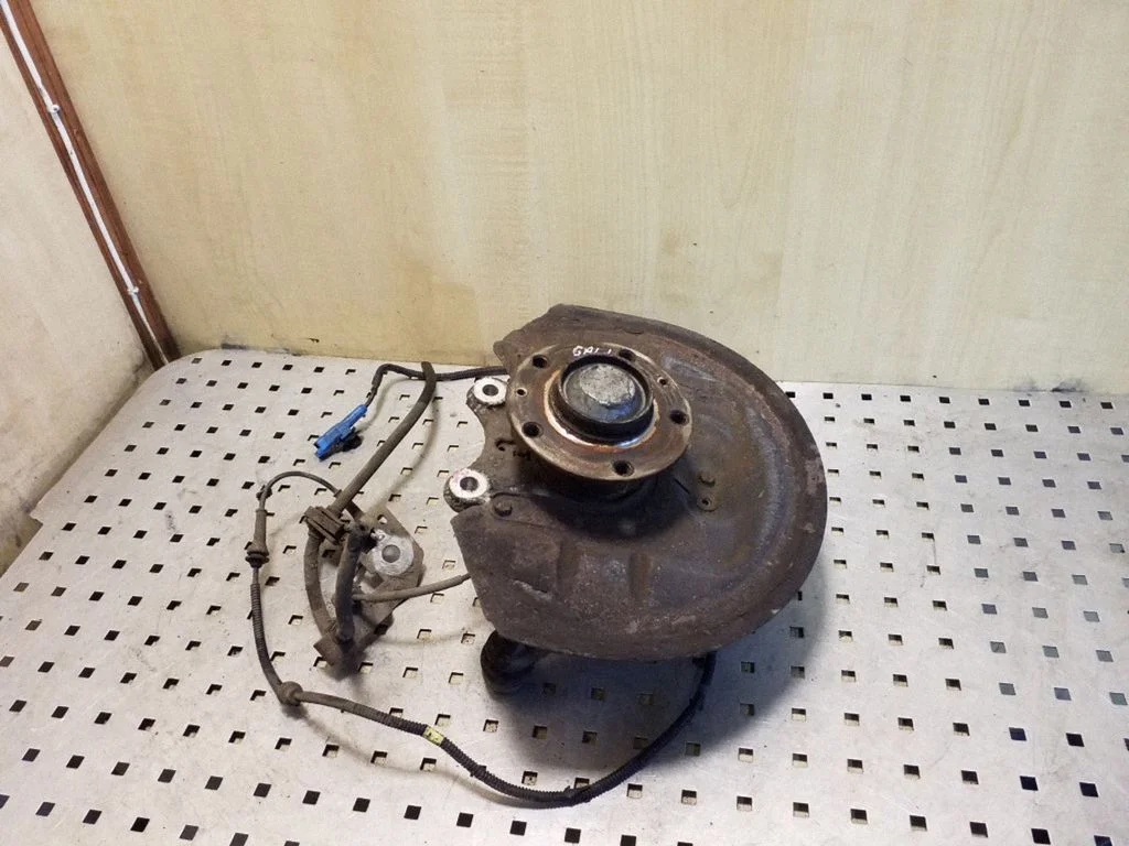 Rear wheel hub – left