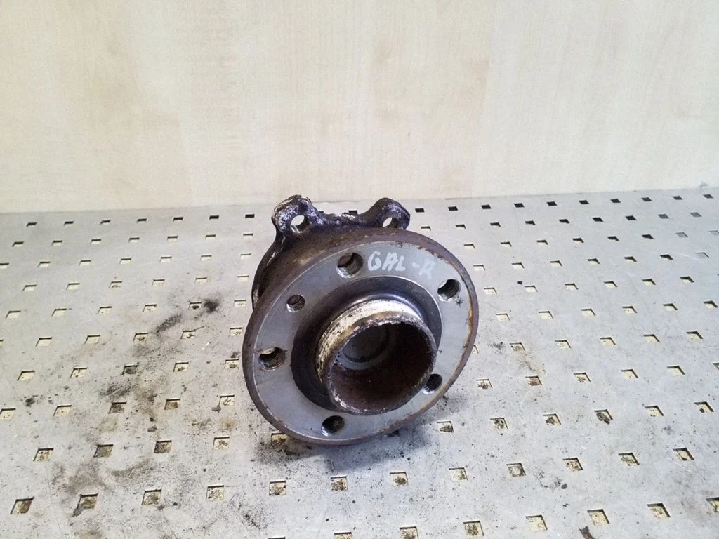 Rear wheel hub – right