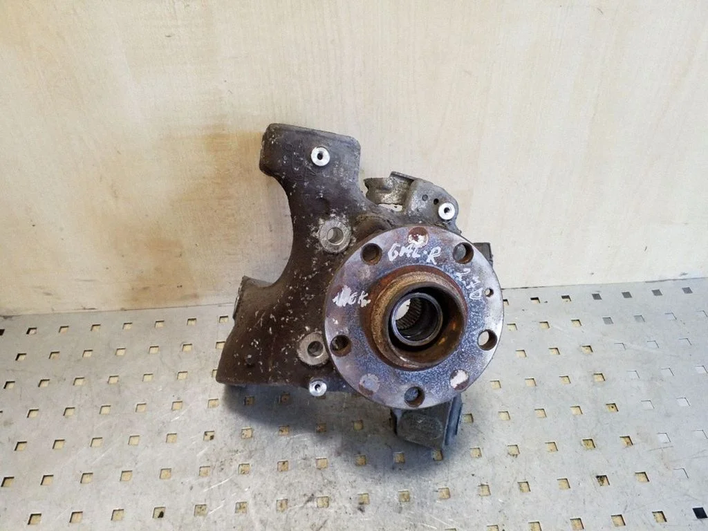Rear wheel hub – right