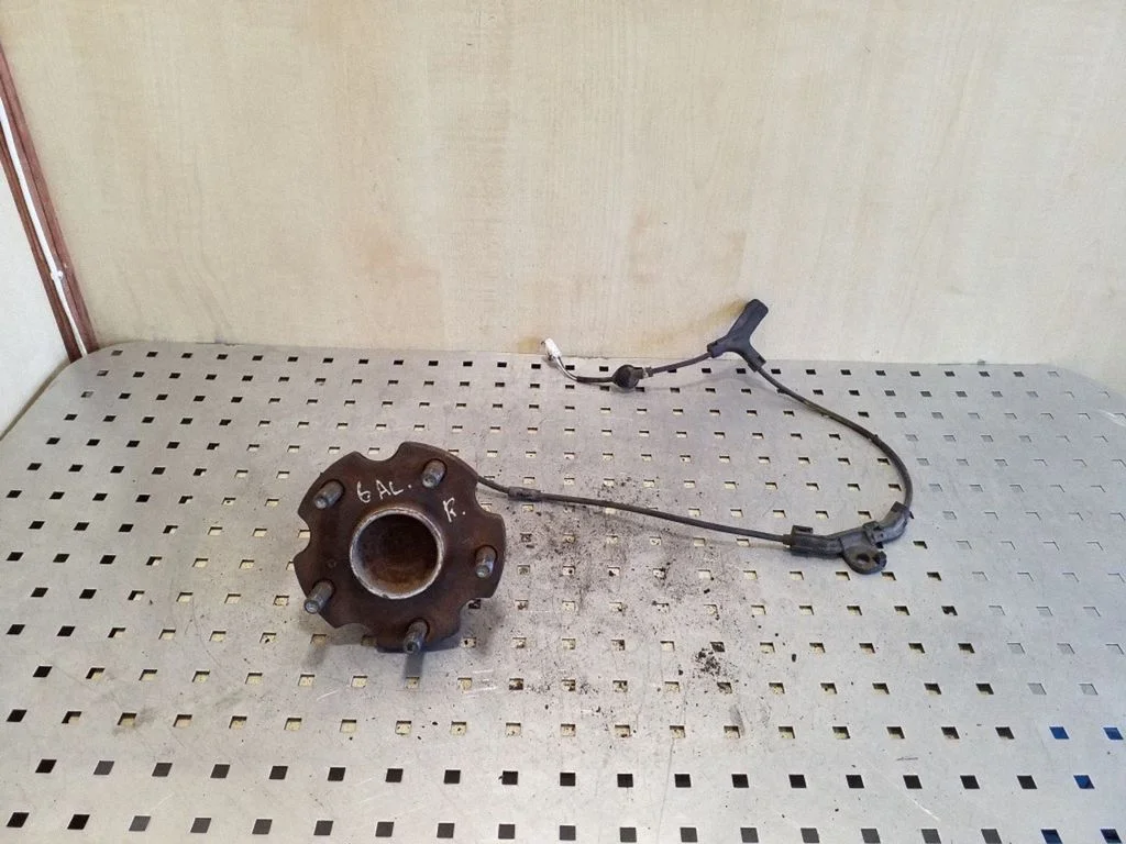 Rear wheel hub – right