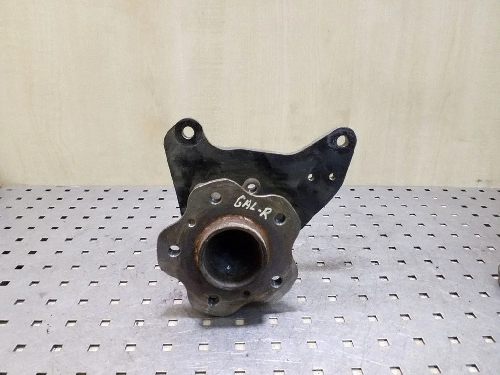 Rear wheel hub – right